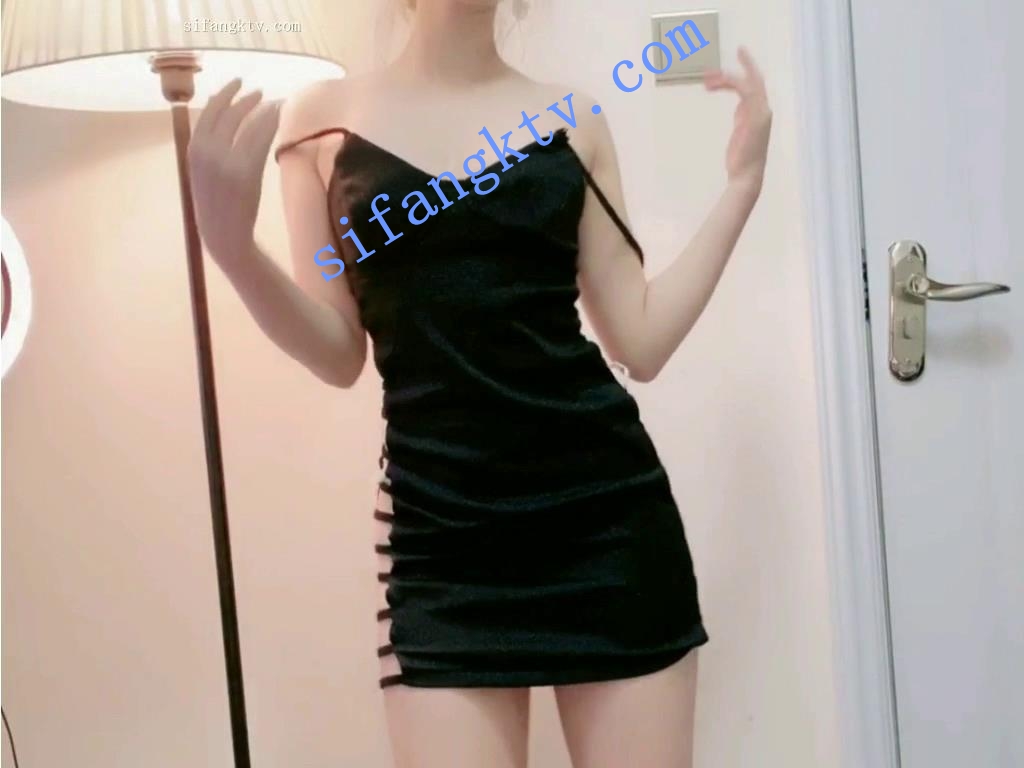 UT-州州 清纯可爱的丸子头,身材也很有料,小鹿乱撞? 图 04