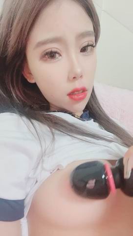 脸红的夜晚 11.28人气主播粉嫩鲍鱼和菊花紫薇淫液喷涌 图 01