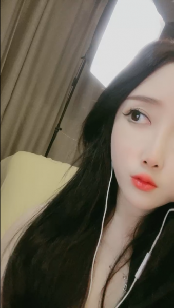 呆鹅 极致粉嫩一线天美鲍特写自慰合集 图 01