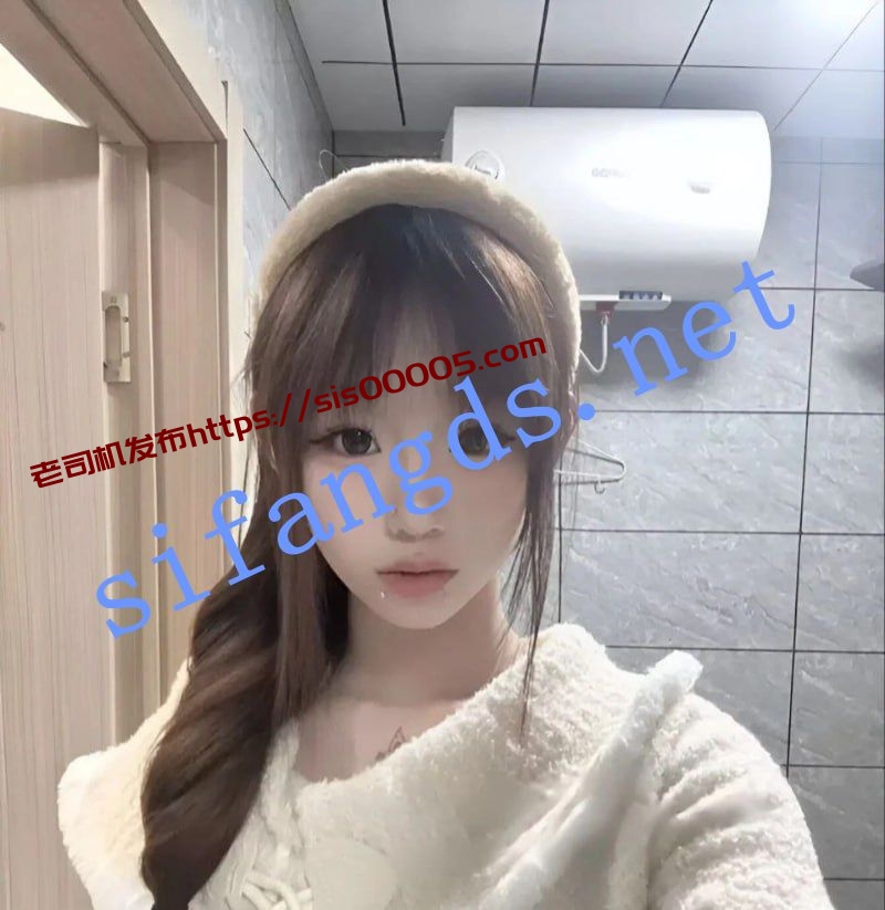 ✅抖音 小姜姜 气质精神小妹 露点 自慰 掰开B特写 图 02