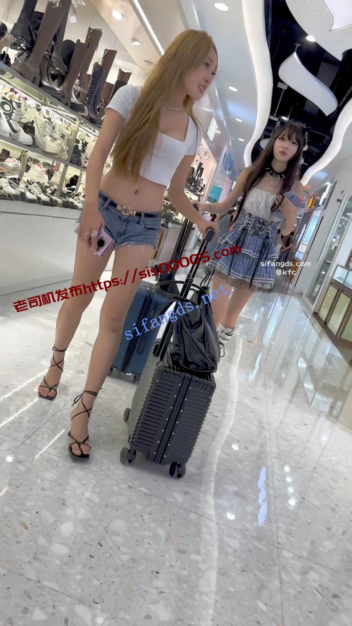 KFC 女大开学不去学校逛街·一个骚·一个萌妹·粉色内前后CD 图 03