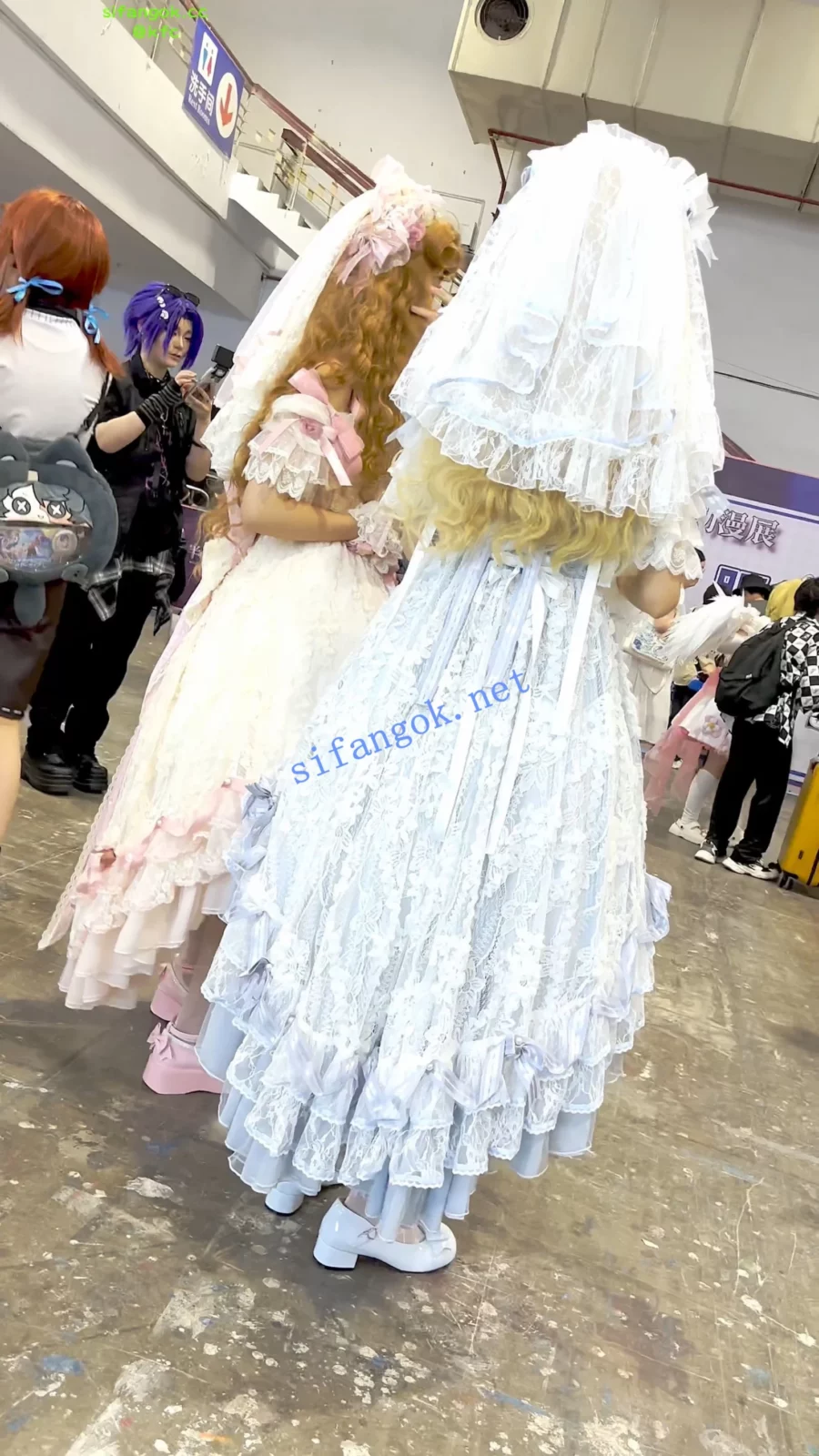 【KFC】两个婚纱服洛丽塔学生妹逛街·白色丝袜白内一箭双雕