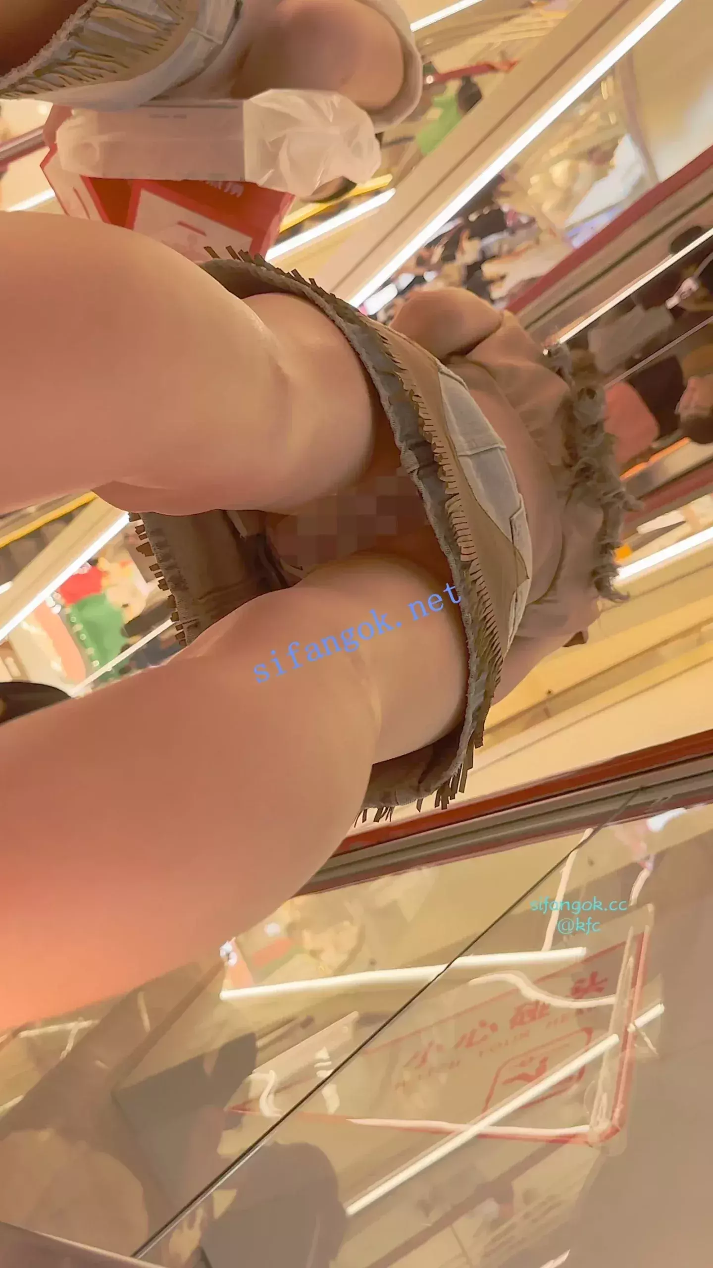 KFC 年轻少妇和闺蜜逛街·可能是白虎·骚窄内快兜不住B了 图 10