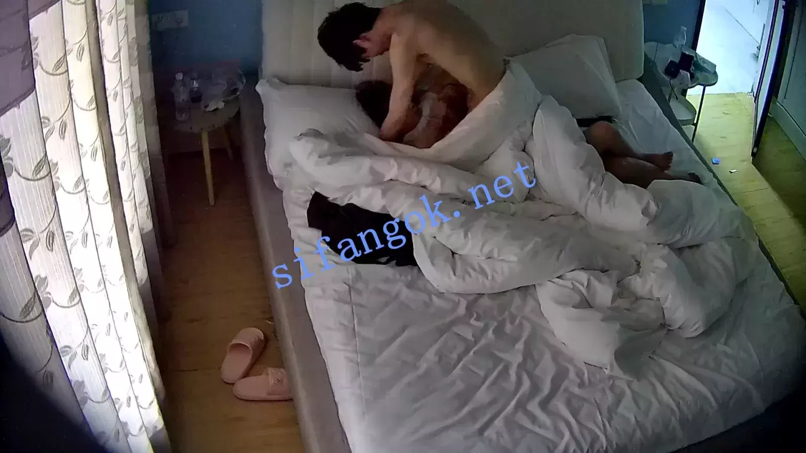 酒店偷拍6月❤高冷御姐被男友推倒狂操她的嫩穴 图 11