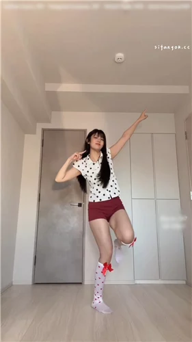 推特裸舞小美女 yum707玉米 5月VIP裸舞福利 法修散打屁股比心