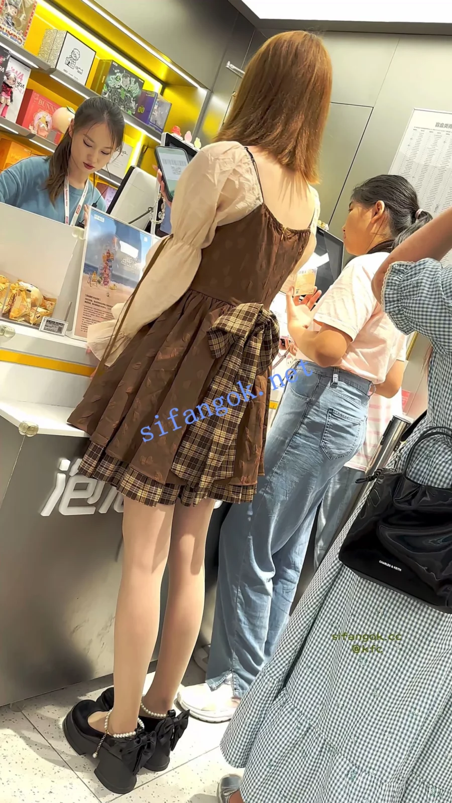 【KFC】可爱学生萌妹和男友买美妆·长裙肉色丝袜白内前后CD