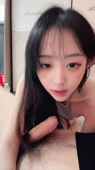 极品校花 一张小宝贝 粉色蝴蝶 无套狠操内射精液流一屁股 图 01