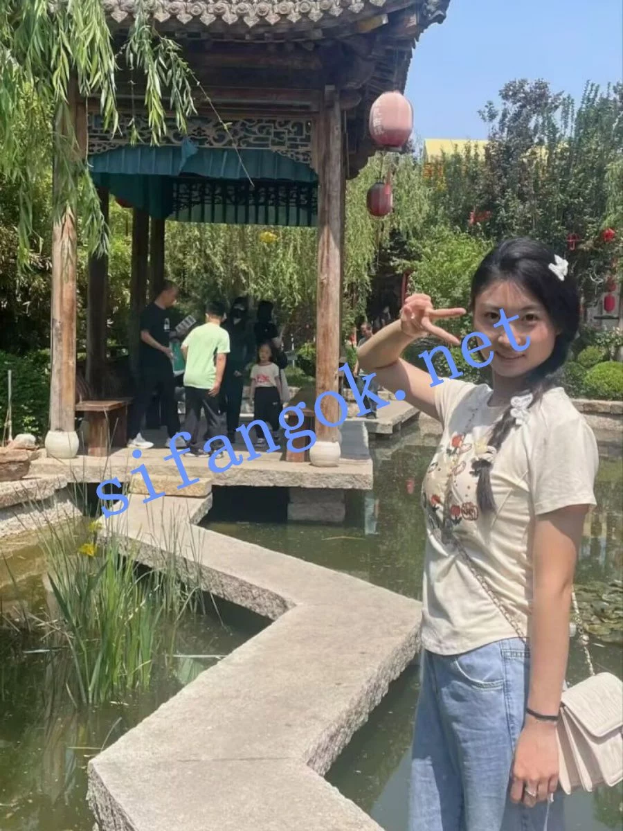 泄密流出 清纯美少女很文静背地里是个很会吃鸡的婊子 图 01