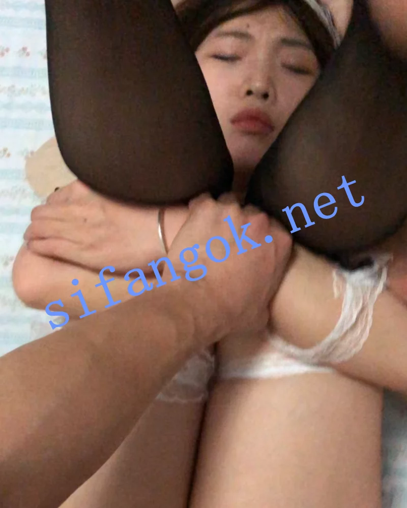 高贵反差美女花衬衫被按头深喉穴口湿亮特写,真实感拉满 图 02