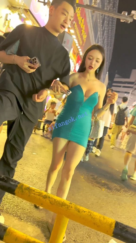 KFC 包臀裙大奶骚货和男友逛街·露了半个球可惜穿打底裤 图 08